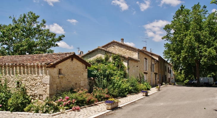 Le Village - L'Isle-Bouzon