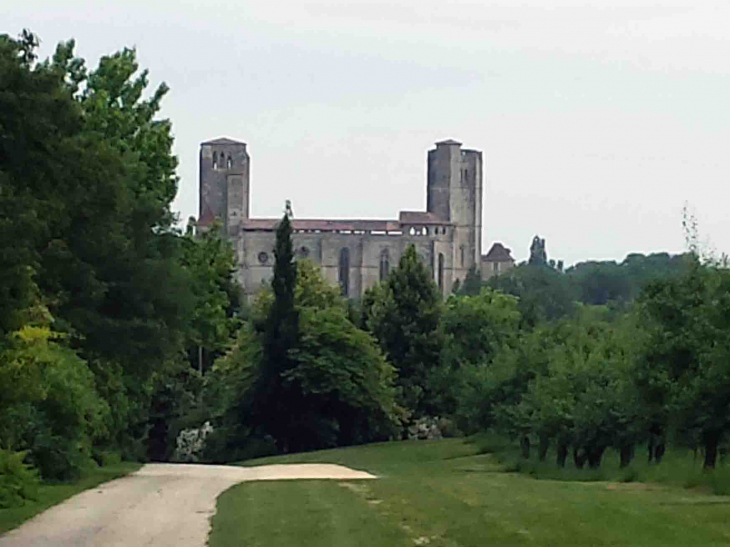 Le chemin de Saint Jacques vers la basilique - La Romieu