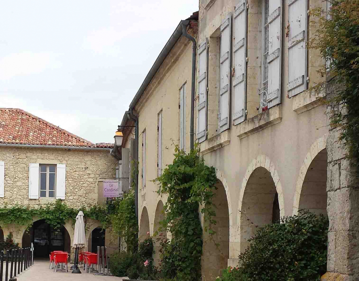 La place aux arcades - La Romieu