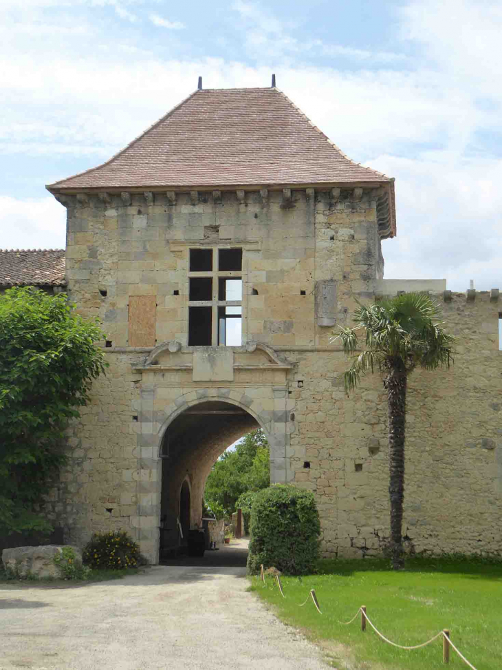 L'entrée du château et du village - Lagarde