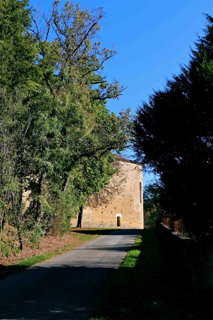 On arrive à l'église romane Saint Michel - Lamaguère