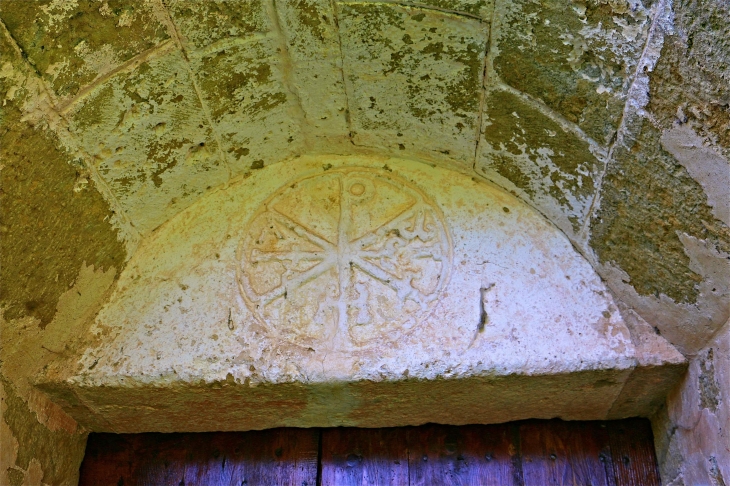 Eglise romane Saint Michel : fronton du portail, ancien chrisme roman - Lamaguère