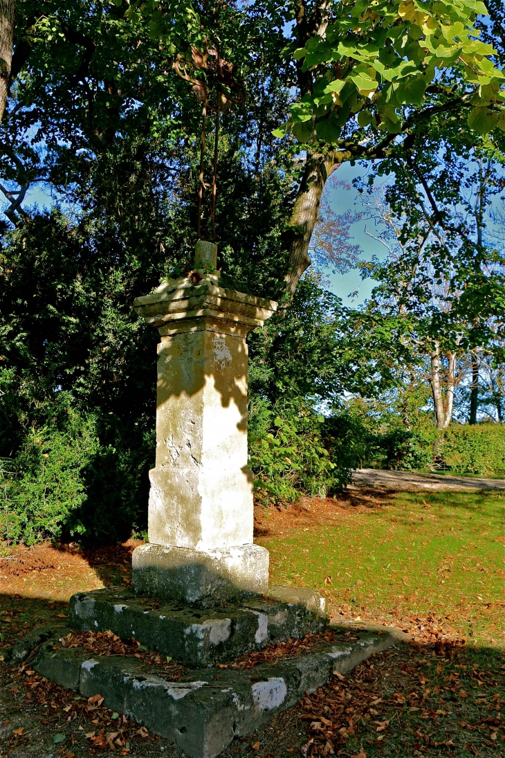 Croix près de l'église - Lamaguère