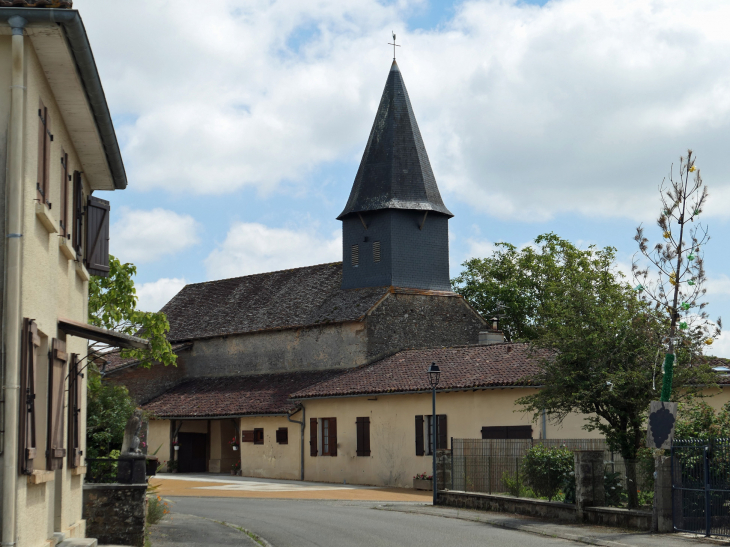 L'église dans le village - Lannemaignan