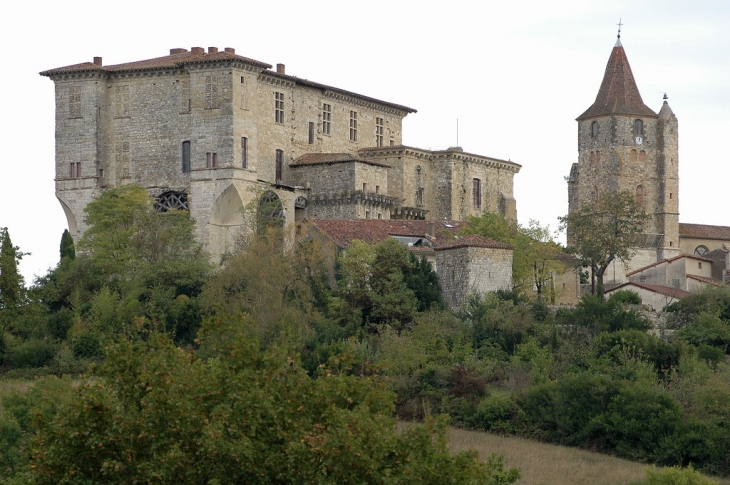 Le chateau et l'église de Lavardens