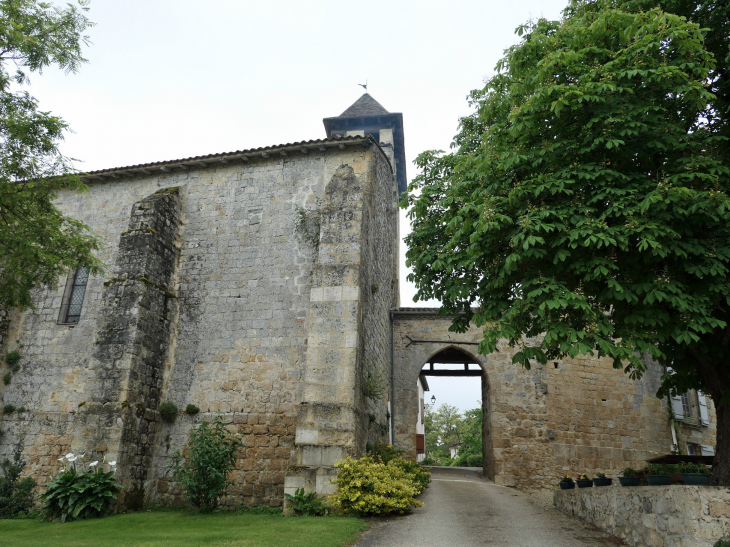 L'entrée du village par le porche de l'église - Ligardes