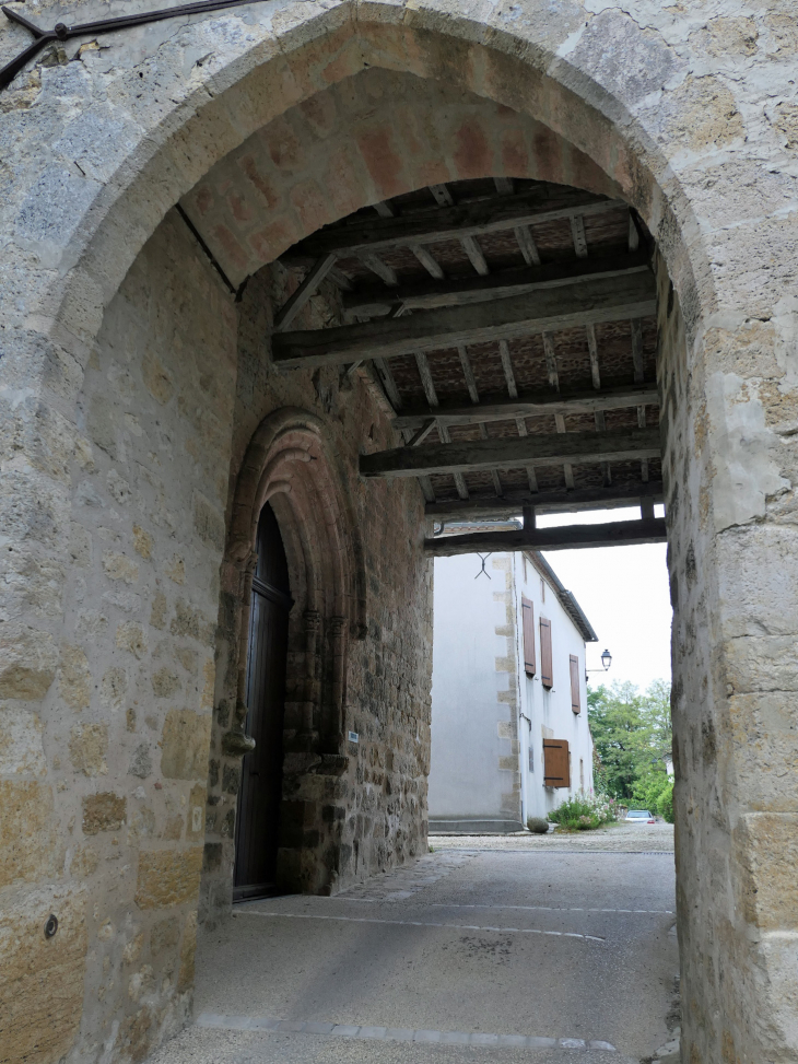 L'entrée de l'église sous le porche - Ligardes