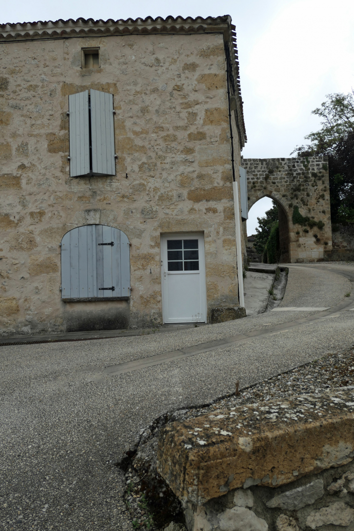 La sortie du village fortifié - Ligardes