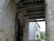 l'entrée de l'église sous le porche