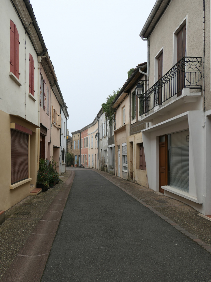 Rue dans la ville - Manciet