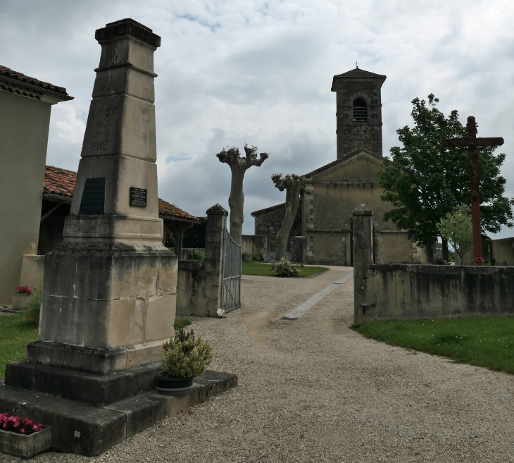 Le monument aux morts et l'église - Mansencôme