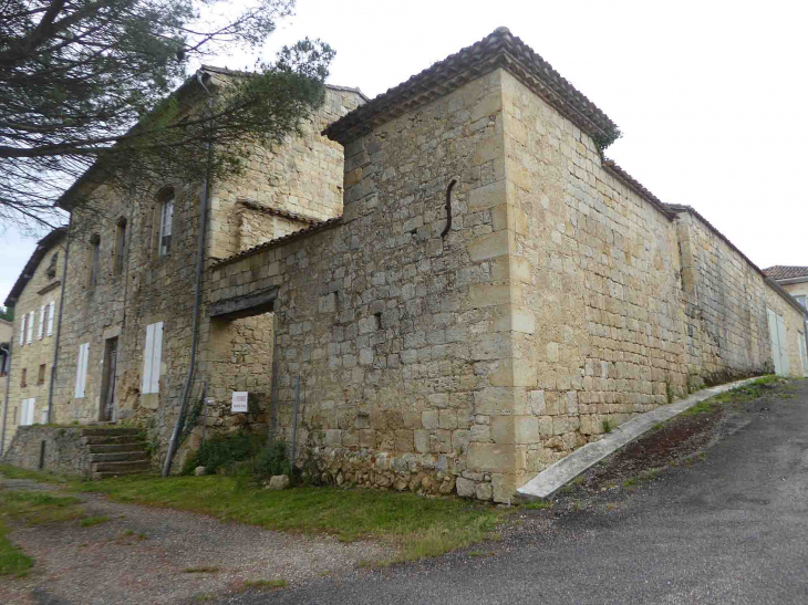 L'ancien rempart et les maisons - Mas-d'Auvignon