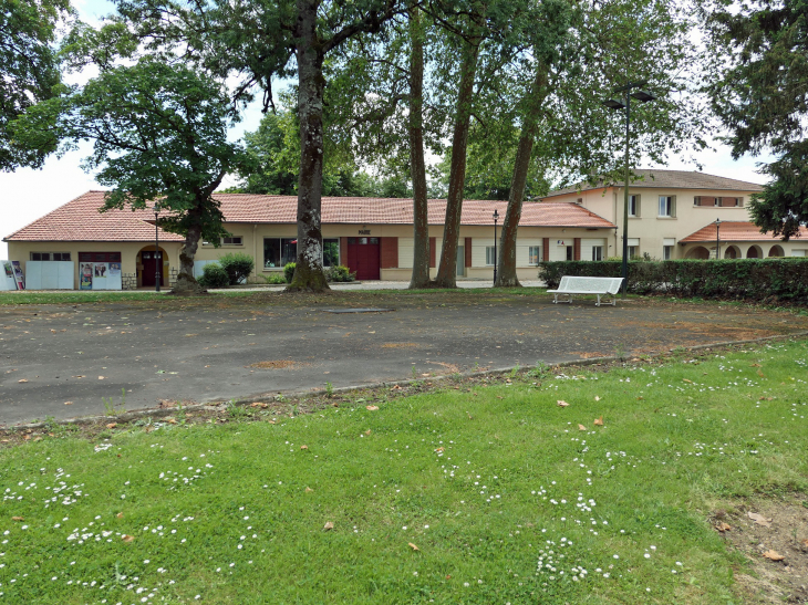 Devant la mairie - Mauléon-d'Armagnac