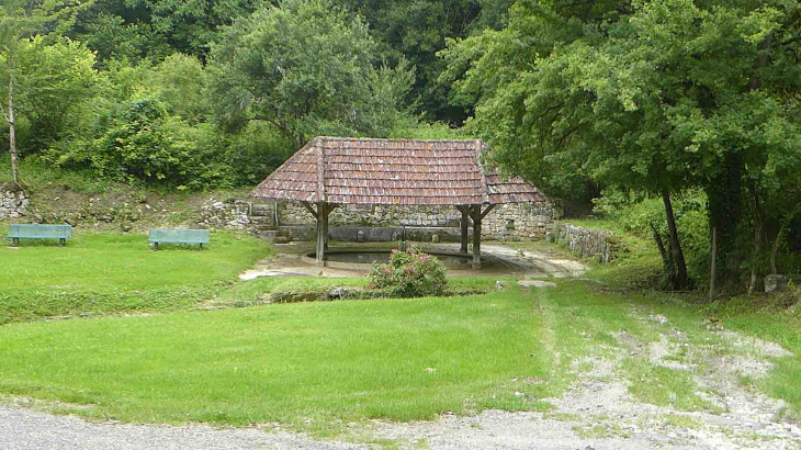 Le site du lavoir en contrebas du village - Mauroux