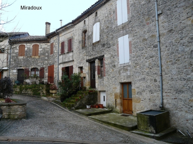 La place - Miradoux