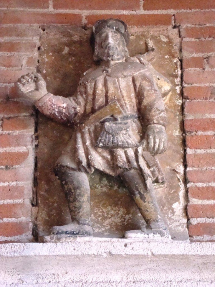 Monferran-Savès (32490) statue pèlerin au-dessus entrée église