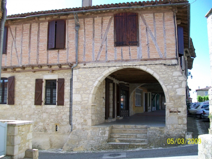 MAISON TYPIQUE SUR LA PLACE - Monfort