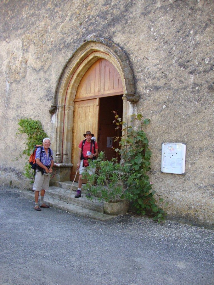 Montesquiou (32320) pèlerins devant l'eglise