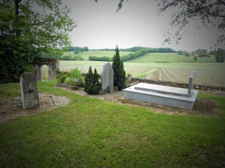 Routges : le vieux cimetière ouvert sur la campagne - Montréal