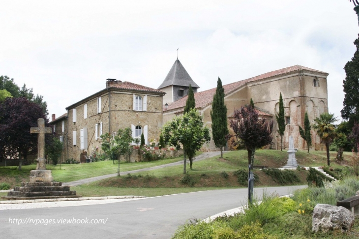 Eglise et prèsbytère - Peyrusse-Grande