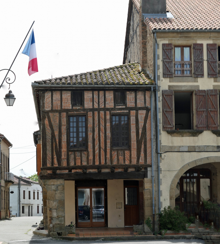 Place du 8 Mai 1945 : maison ancienne - Plaisance