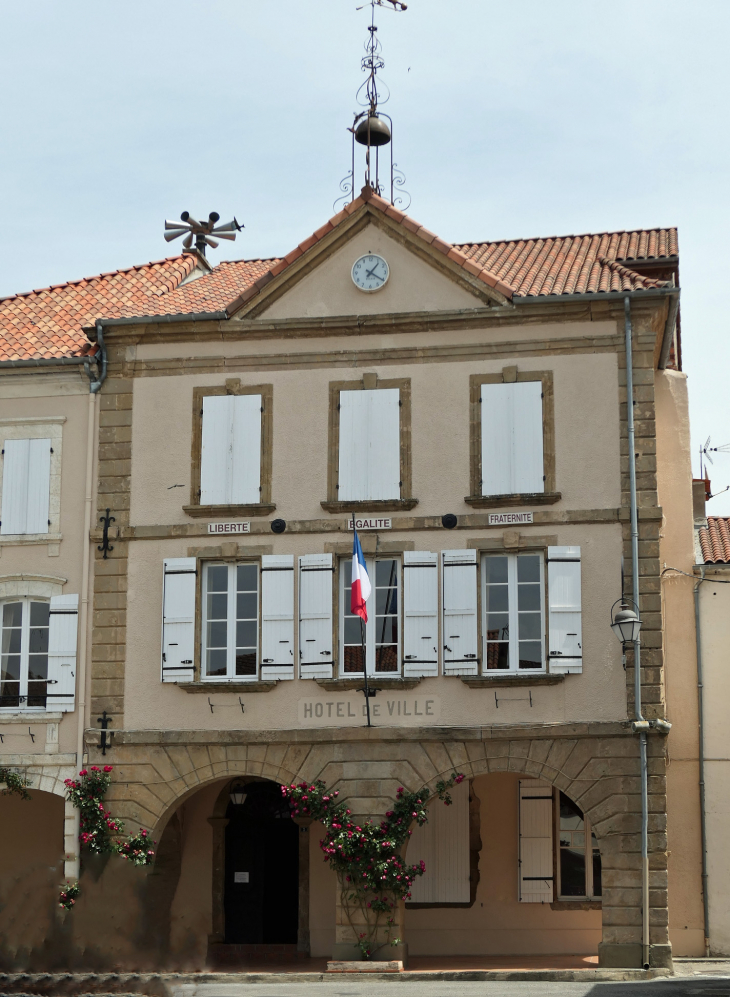 Place du 8 Mai 1945 : l'hôtel de ville - Plaisance