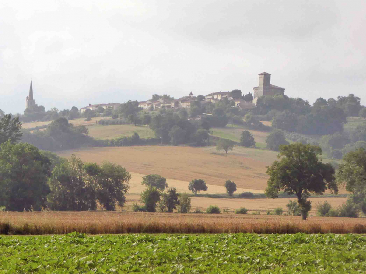 Vue matinale sur le village perché - Plieux