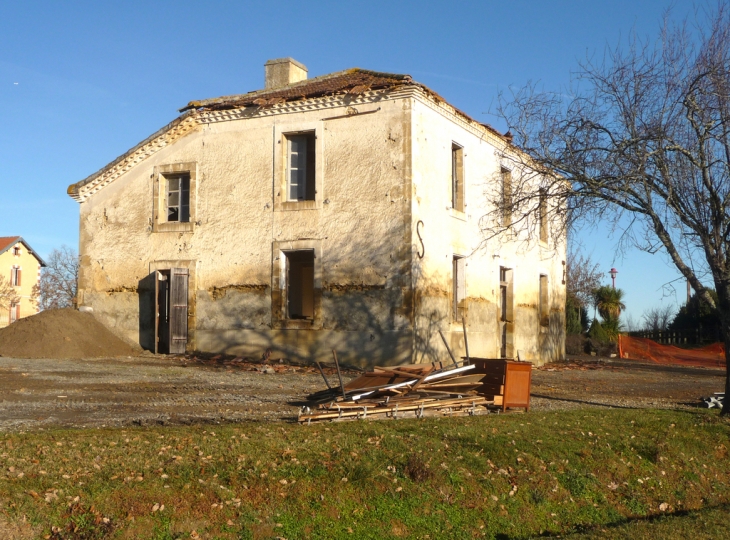 Le presbytère juste avant la démolition le 5 janvier 2011 - Ponsampère