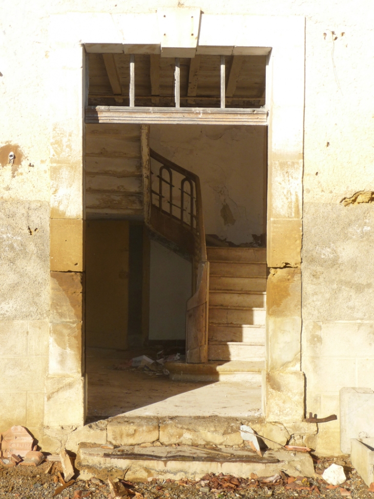 L'entrée du presbytère pendant la démolition, un souvenir à ceux qui l'on fréquentée. - Ponsampère