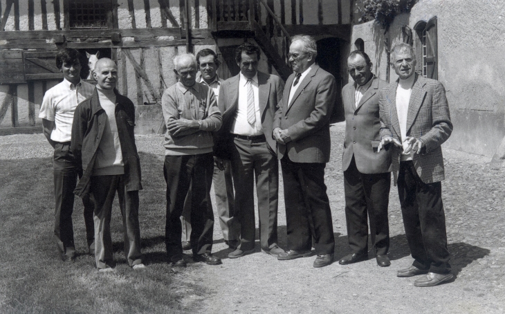 Photo prise chez Mr Dofilho en mai 1986. De gauche à droite : René Jacomet, Jacques Dufilho, Justin Soulé, Gilbert Capdecomme, Paul Lamarque, Fernand Daran (maire de Berdoues), Joseph Dantin (maire de Ponsampère), André Dufilho (docteur à Mirande).