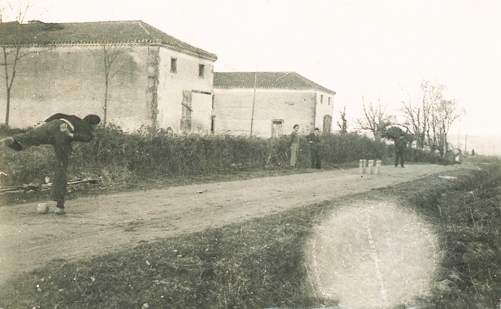 Joueurs de quilles devant le château en 1941…les frères Pouy avec des amis. - Ponsampère