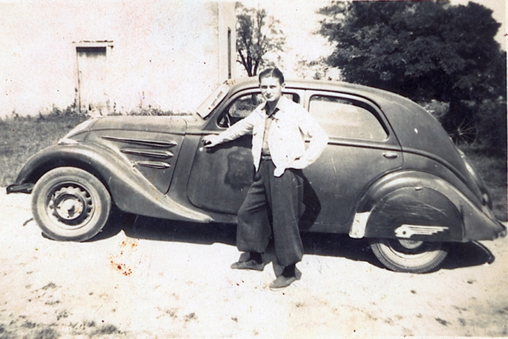 André Limac devant une Peugeot 201 en 1942. - Ponsampère