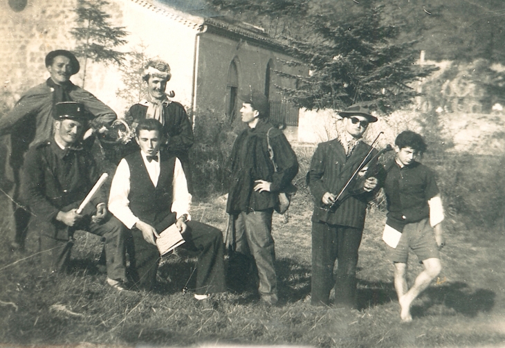 La fête, de gauche à droite en haut : Gabriel Seillans. En bas à gauche : André Daujean, à sa gauche : Elie Gesta et à droite Branet. Elie - Ponsampère