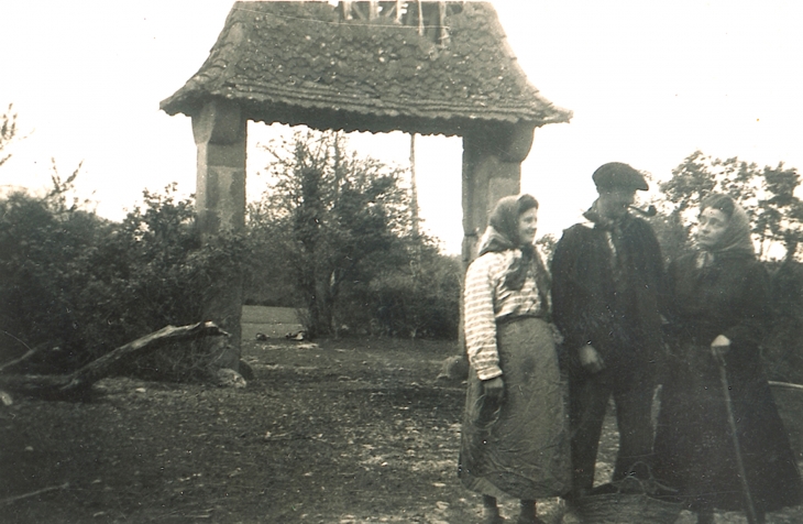 Devant la maison de Jacques Dufilho de gauche à droite : Elise Lourties, Pierre Pouy et Jeanette Despaux - Ponsampère