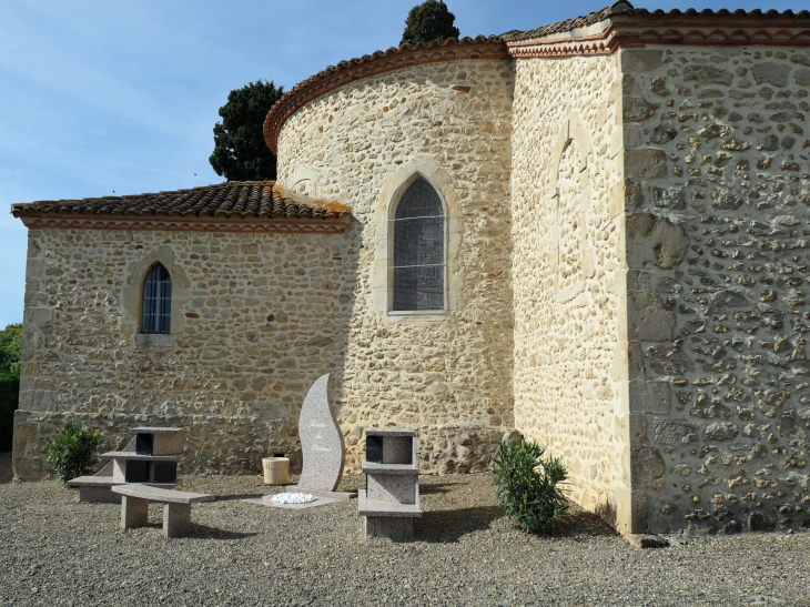 Le jardin du souvenir au pied de l'église - Projan