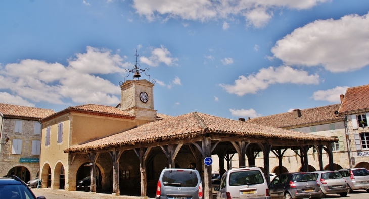 La Halle et la Mairie - Saint-Clar