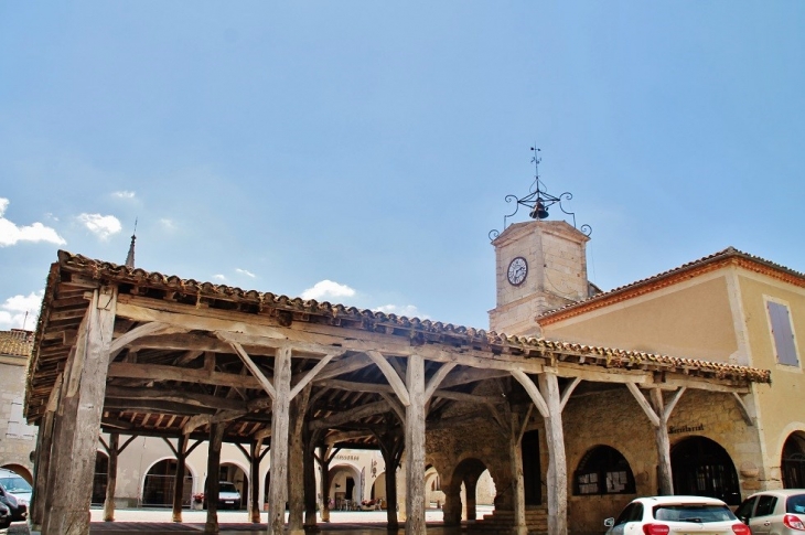 La Halle et la Mairie - Saint-Clar