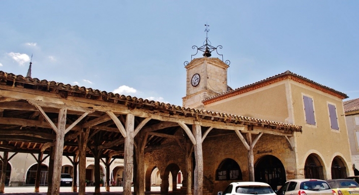 La Halle et la Mairie - Saint-Clar