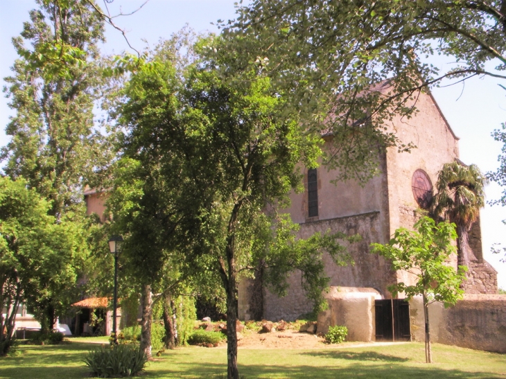 L'église vue du parc - Saint-Justin