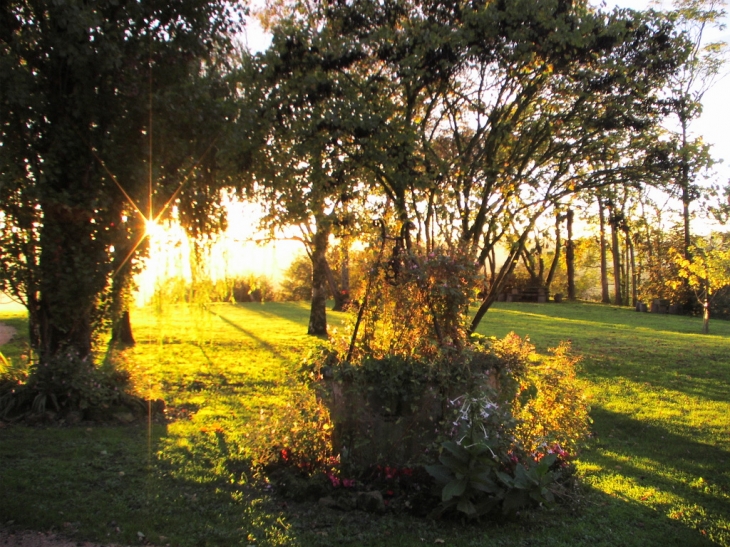 Coucher de soleil  (le puit dans le parc) - Saint-Justin