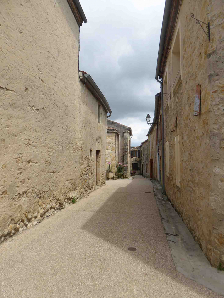 Une rue du village - Saint-Orens-Pouy-Petit