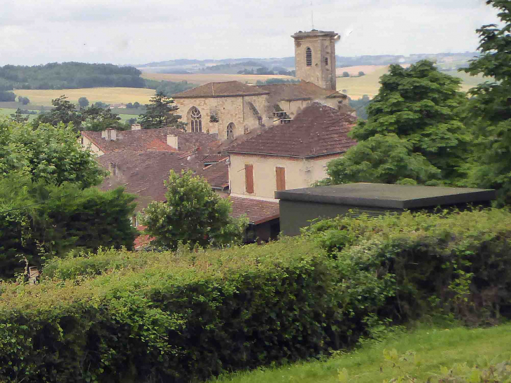 Vue sur l'église et les toits - Saint-Puy