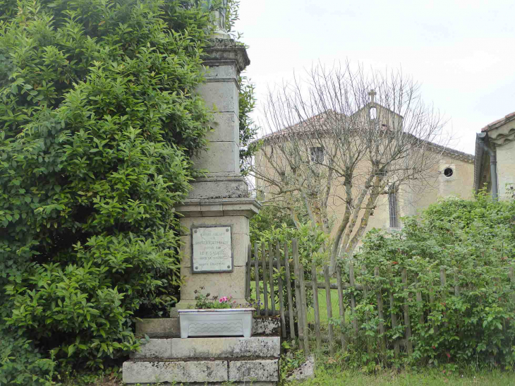 Devant l'église - Sainte-Radegonde