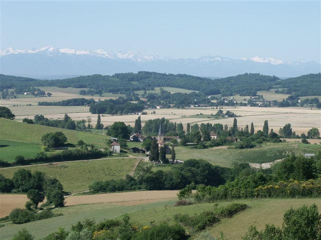 L'église de Sembouès et les Pyrénées.