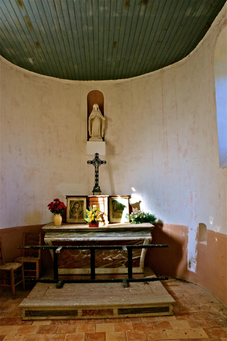 L'autel de la chapelle du cimetière - Tachoires