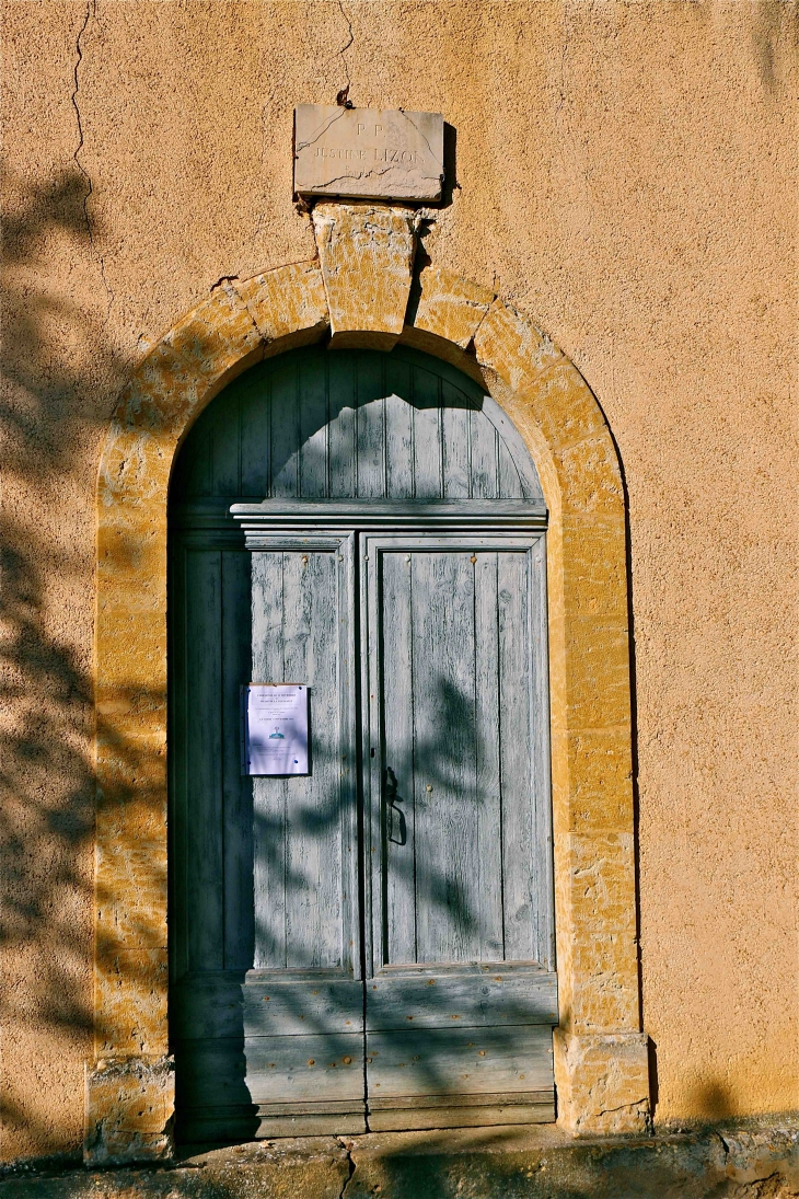 Le portail de la chapelle du cimetière - Tachoires