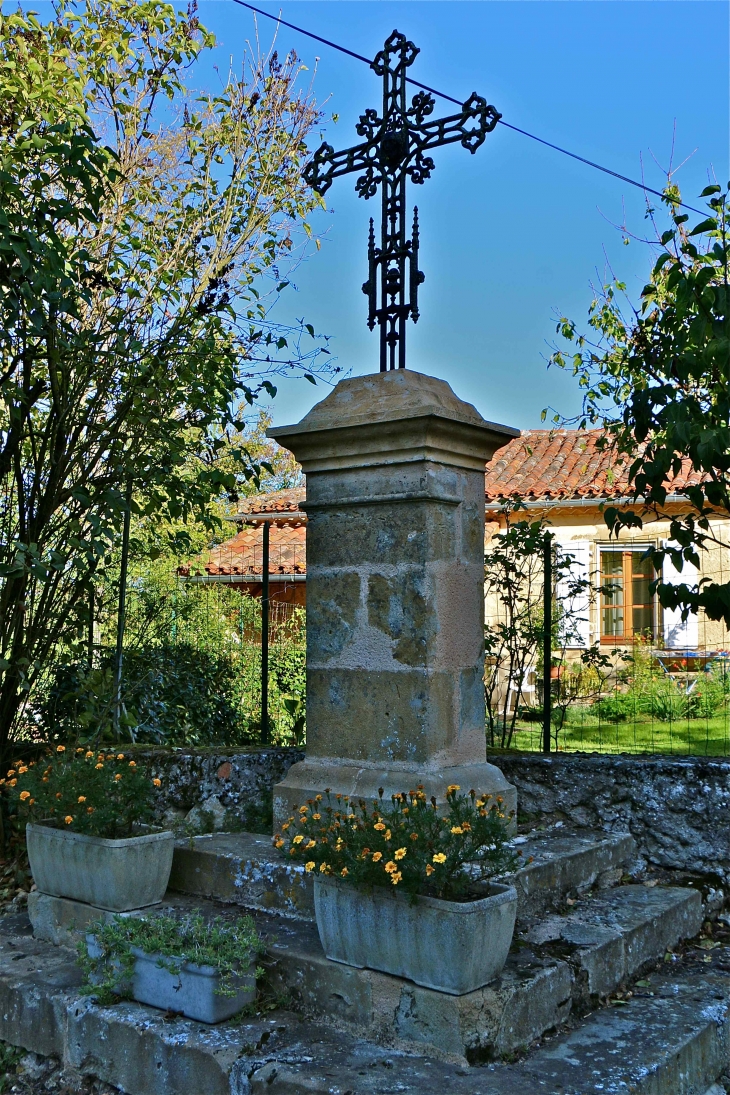 La croix près de l'église - Tachoires