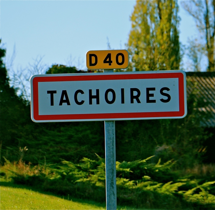 Autrefois : une motte castrale à l'emplacement du cimetière actuel. Une ancienne commanderie des Templiers (Chevaliers de Malte). - Tachoires