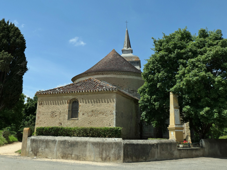 L'église et le monument aux morts - Termes-d'Armagnac