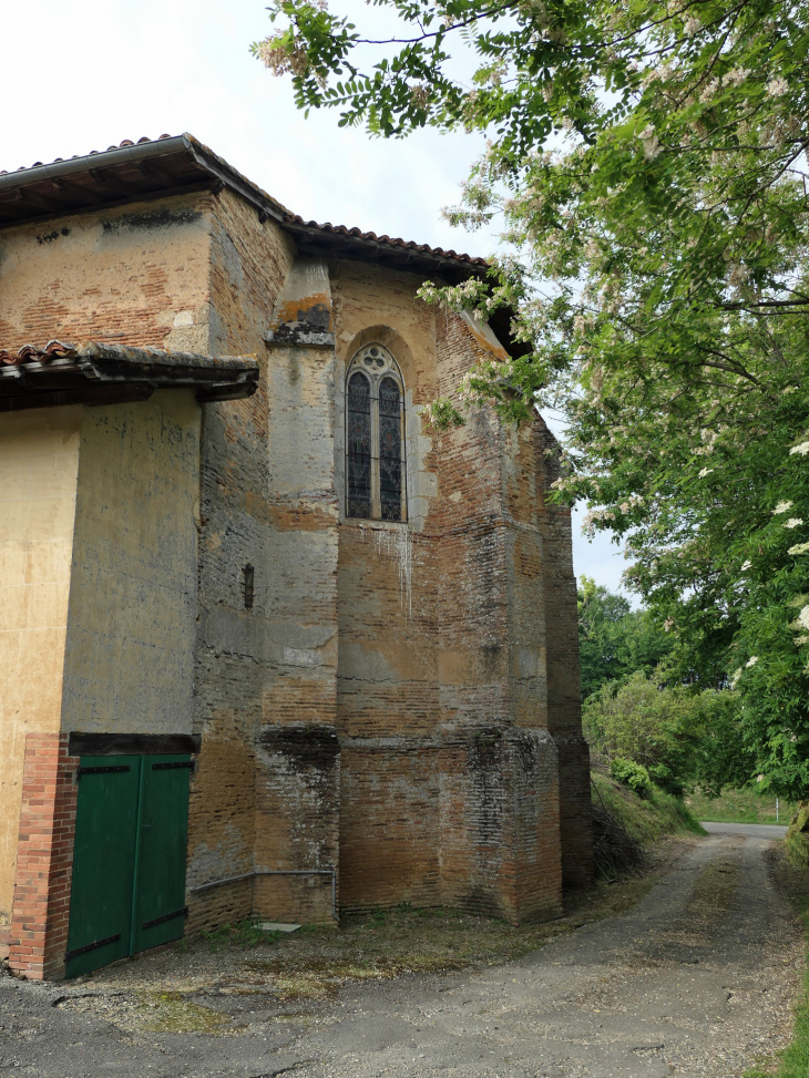 Dans la cour de l'église - Toujouse